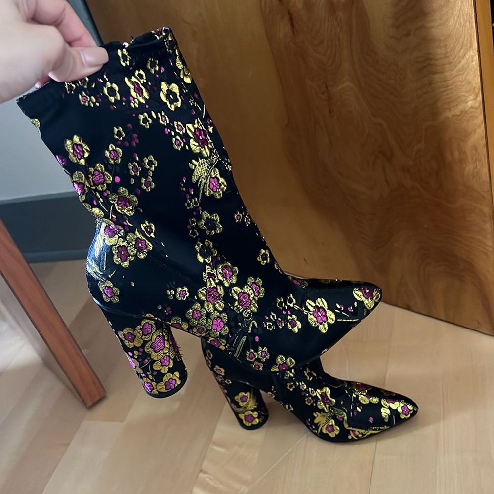 Embroidered heels - Picture 2 of 2